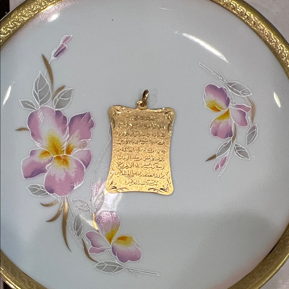 Gorgeous 18k new pendant